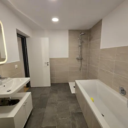 Aldrans With 3 Bedrooms * אינסברוק