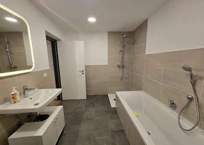 Aldrans With 3 Bedrooms * אינסברוק